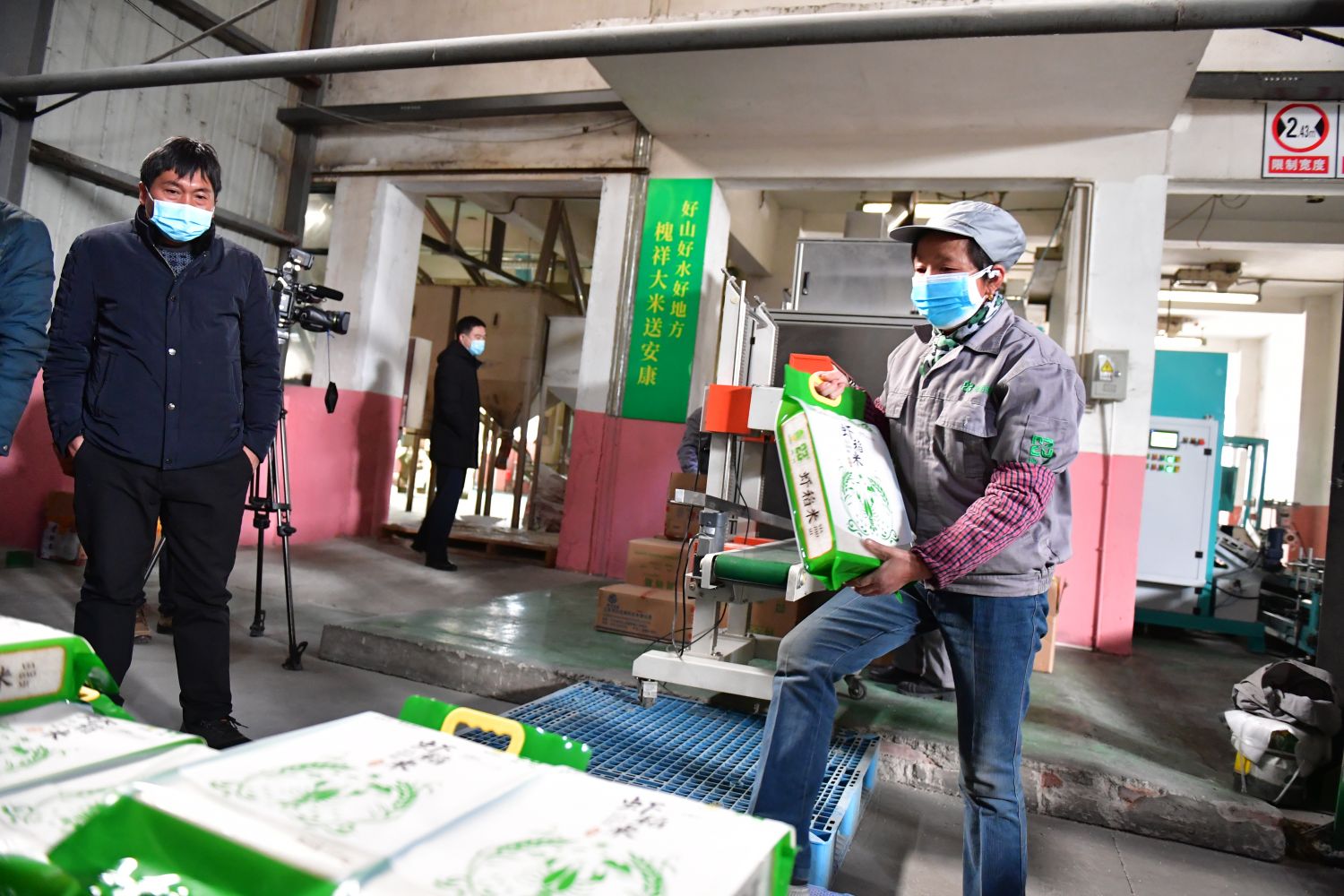 安徽巢湖:扶贫产品虾稻米牵手国有企业定制加工
